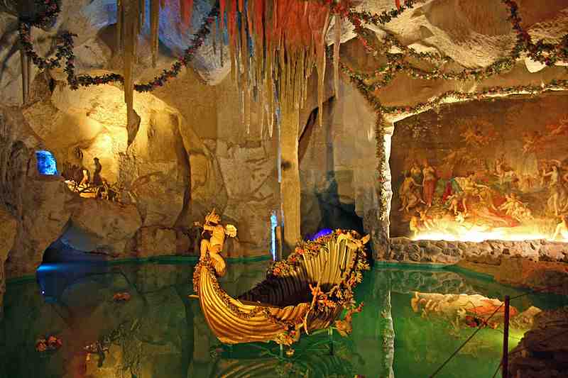 grotte-de-Vénus-du-château-de-Linderhof-LouisII-de-Bavière