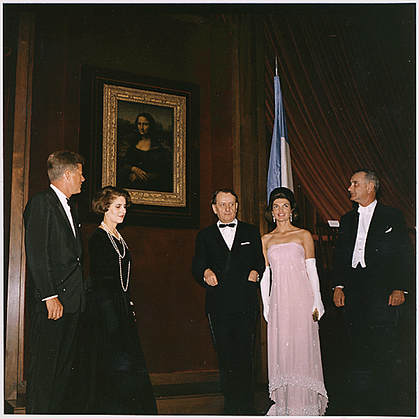 JFK-Jackie-en-robe-du-soir-rose-et-malraux