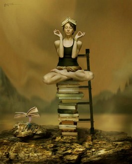 femme-zen-sur-une-pile-de-livre