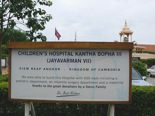 Hopital-Kantha -bopha-à Siam-Reap-panneau