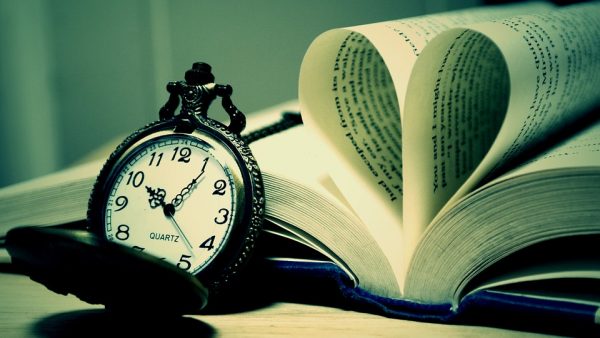 livre-ouvert-horloge