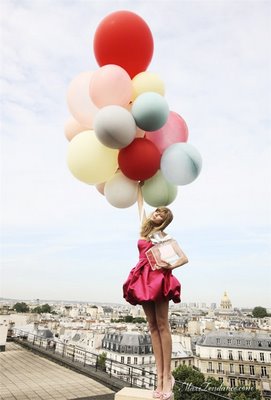 femme-en-robe-rose-qui-senvole-avec-des-ballons-multicolores