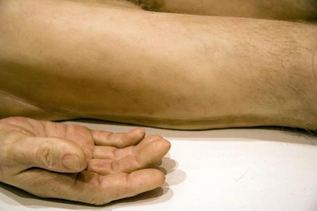 Dead-dad-ron-mueck-focus-hand