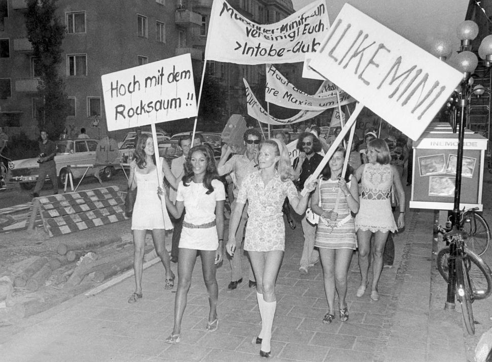 minijupe-filles-qui-manifestent-1970