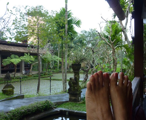 pieds -sur-la balustrade-ubud-bali