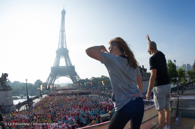 la-parisienne-sous-la-tour-eiffel