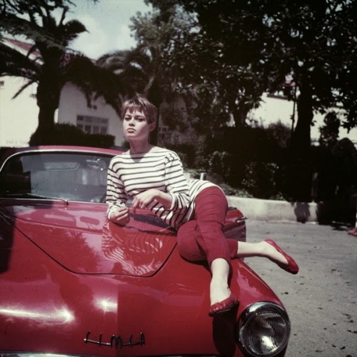 Brigitte-bardot-repetto-cendrillon-sur-une-voiture-rouge