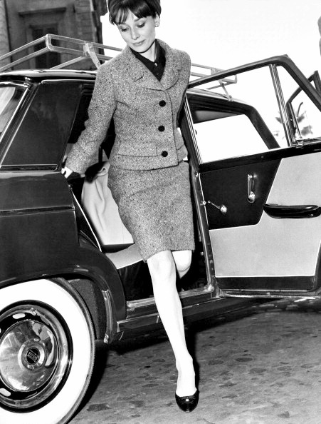 Audrey-Hepburn-sortant-de-voiture