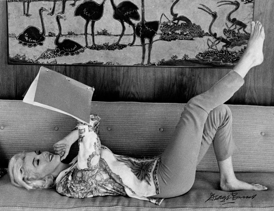 marylin-monroe-sur-un-sofa-qui-lit