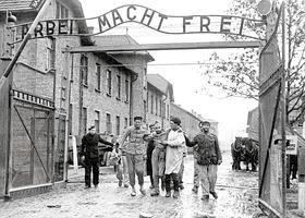 camp-de-Auschwitz-entrée