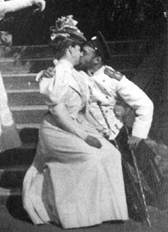 Nicholas-II-et-Alexandra-s-embrassant
