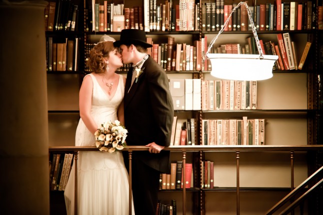 amoureux-qui-s-embrassent-dans-une-bibliothèque