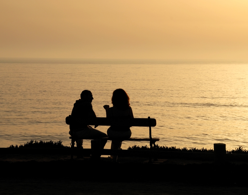 amoureux-sur-un-banc-soleil-couchant