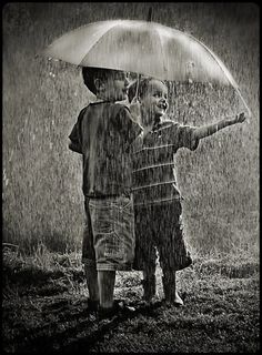 enfants-jouant-sous-la-pluie