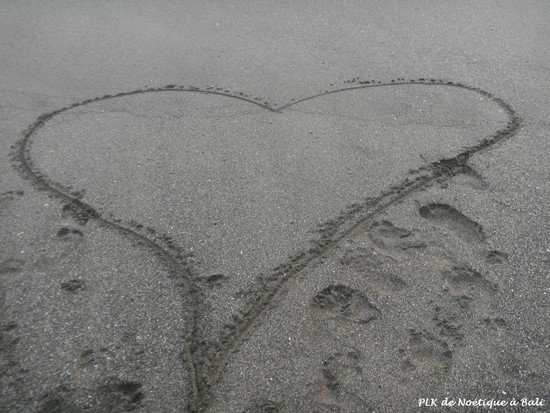 grand-cœur-dessiné-dans-sable-noir-deBali