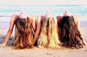 femmes-plage-cheveux-en-arrière-brune-rousse-blonde