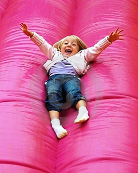 enfant qui joue sur un ballon