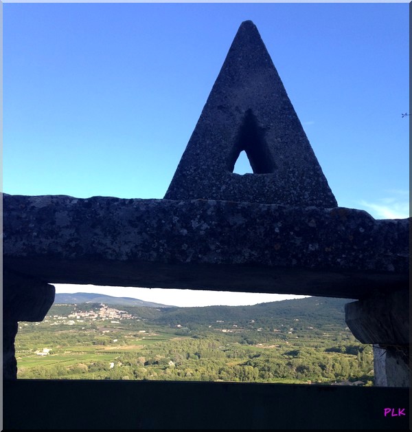 Lacoste-château-de-sade-vue-sur-Bonnieux