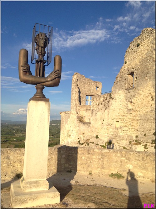 Lacoste-statue-du-marquis-de-Sade-et-son-château