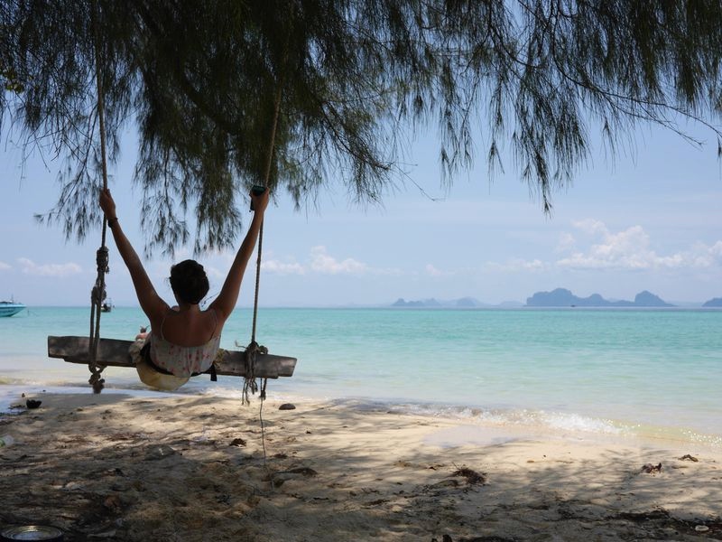 carpe-diem-femme-sur-une-balançoire-mer