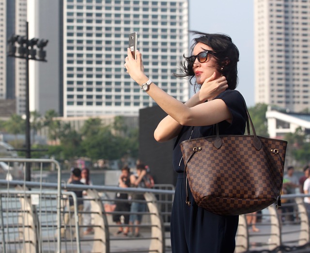 selfie-femme-en-sac-Vuitton