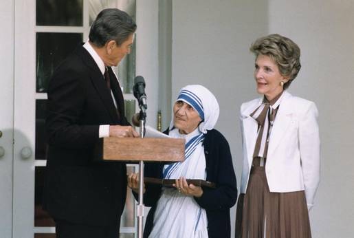 Mère-Teresa-avec-le-Président-Reagan-et-Nancy (1)