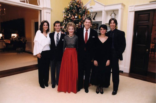 famille-reagan-Noël-maison-blanche-1983