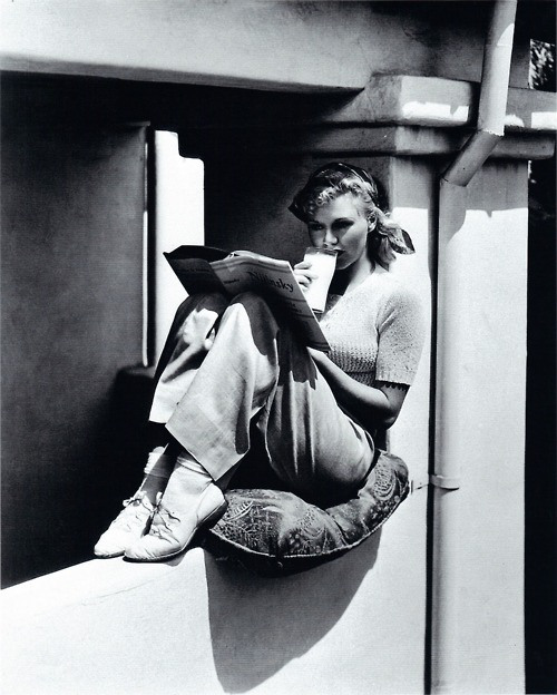 femme-lisant-sur-un-mur