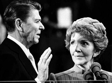 nancy-reagan-regarde-ronald-reagan-prêter-serment