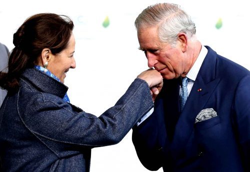 baise-main-prince-charles