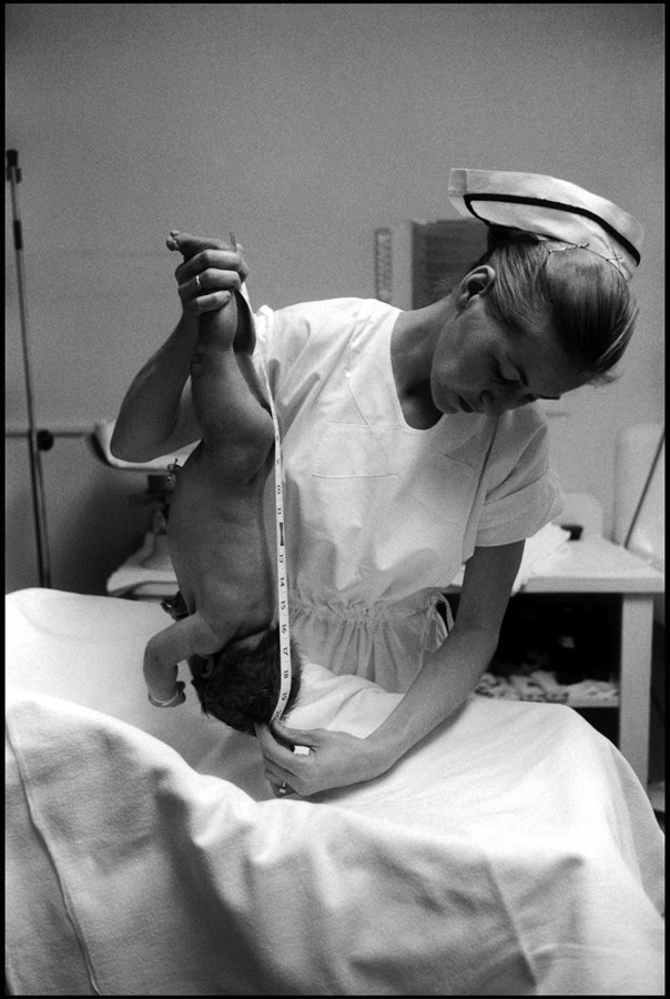 eve-arnold-baby-cinq-premières-minutes-d-un-bébé