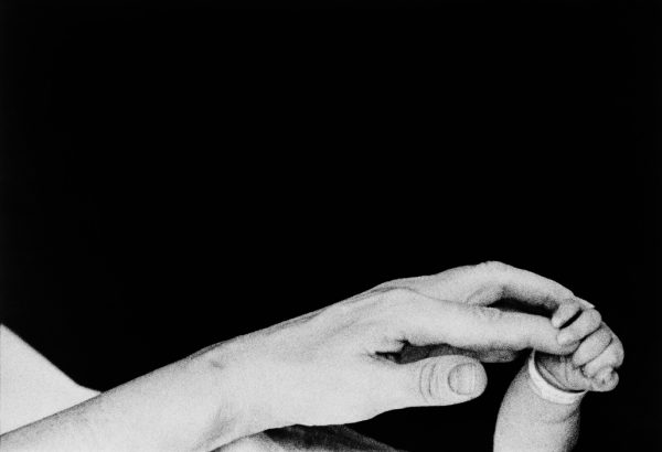 eve-arnold-child-hand-cinq-premières-minutes-d-un-bébé