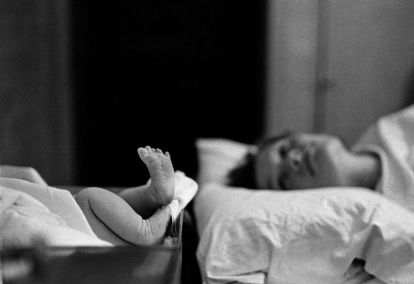 eve-arnold-look-her-baby