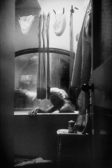 Eve-arnold-bathroom