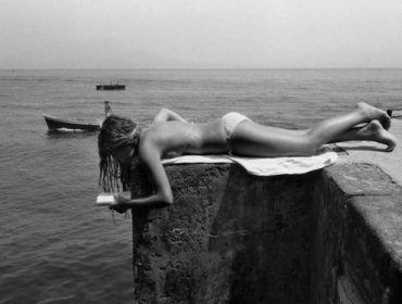 femme-qui-lit-plage-naples