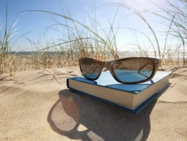 lunette-livre-plage