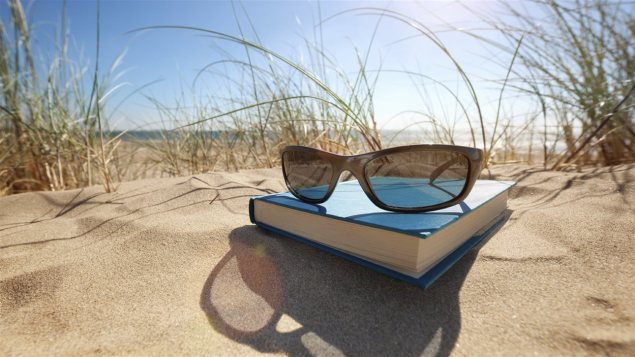 lunette-livre-plage