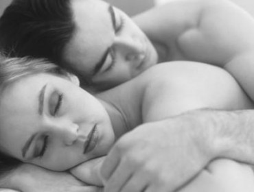 Portrait-of-a-couple-sleeping -in-bed-black-and-whi