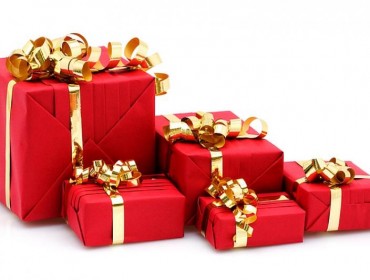 paquets-cadeaux-rouge-avec-bolduc-doré