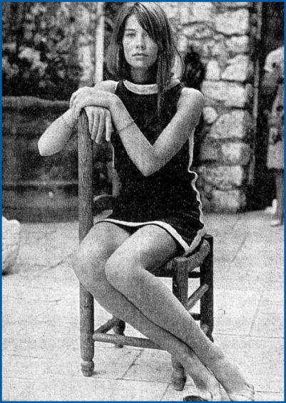 Françoise-hardy- assise-en-minijupe-ou-l-art-de-s-asseoir-en-minijupe