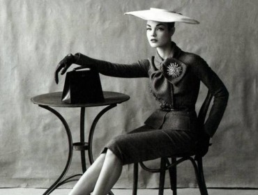 mode-jupe-crayon-femme-assise-chapeau