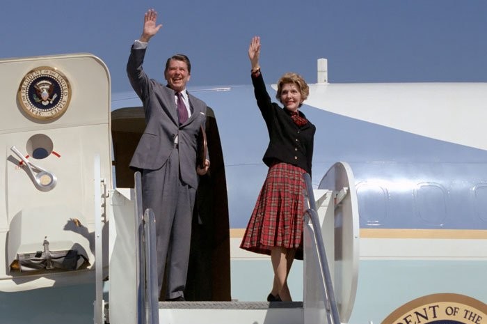 nancy-reagan-et-le -presidentnr-airforce1_t700