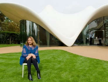 zaha-hadid-devant-serpentine-sackler-london