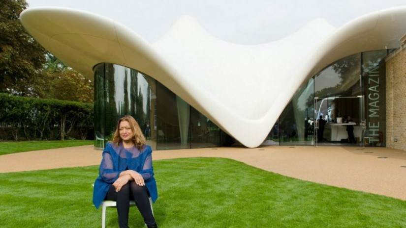 zaha-hadid-devant-serpentine-sackler-london