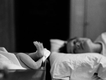eve-arnold-look-her-baby
