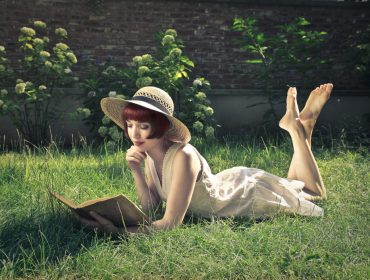 femme-qui-lit-dans-l-herbe