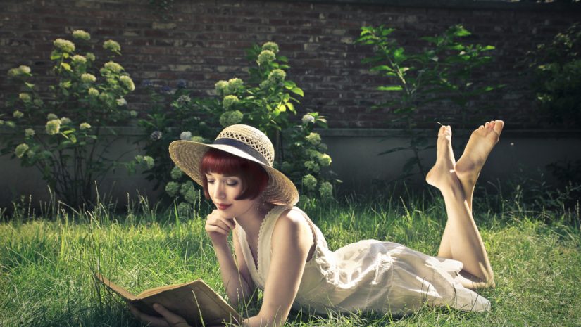 femme-qui-lit-dans-l-herbe