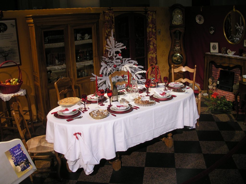 Table_du_gros_souper_de_Noël_avec_ses_trois_nappes